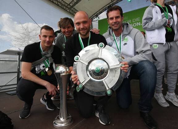 Wolfsburg vs Potsdam, 1. BL Frauen Wolfsburg, Deutschland 12.05.2019, FUßBALL - VfL Wolfsburg vs 1. FFC Turbine Potsdam, 1. Allianz Bundesliga Frauen, Saison 2018 19. VfL Wolfsburg Frauen sind Deutscher Meister 2019, Meister und Pokal Fest. Cheftrainer Stephan Lerch (VfL Wolfsburg), Co-Trainerin Ariane Hingst (VfL Wolfsburg), Cheftrainer Stephan Lerch (VfL Wolfsburg), Sportdirektor Ralf Kellermann (VfL Wolfsburg) mit Meisterschale Wolfsburg