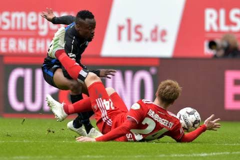 12-05-2019 pmk NB126451 Fussball Herren 2.Bundesliga Saison 2018 2019 SC Paderborn 07 - Hamburger SV Handspiel Bernard TEKPETEY (37) Paderborn Gotoku SAKAI (24) Hamburg *** 12 05 2019 pmk NB126451 Football Men 2 Bundesliga Season 2018 2019 SC Paderborn 07 Hamburger SV Handspiel Bernard TEKPETEY 37 Paderborn Gotoku SAKAI 24 Hamburg