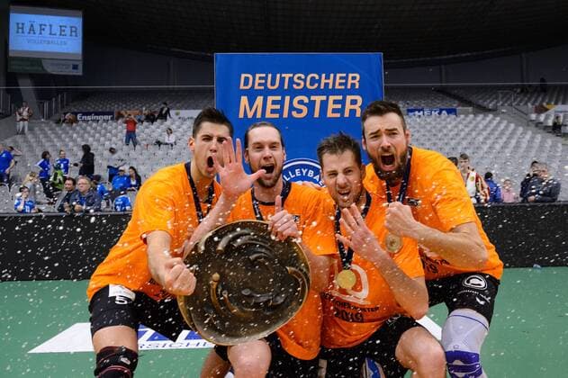 12.05.2019, ZF Arena, Friedrichshafen Volleyball, Bundesliga Männer Maenner, Play-offs, Finale 5. Spiel, VfB Friedrichshafen vs. Berlin Recycling Volleys Moritz Reichert ( 5 Berlin), Sebastian Kühner Kuehner ( 10 Berlin), Egor Bogachev ( 17 Berlin), Georg Klein ( 7 Berlin) mit Meisterschale Trophy