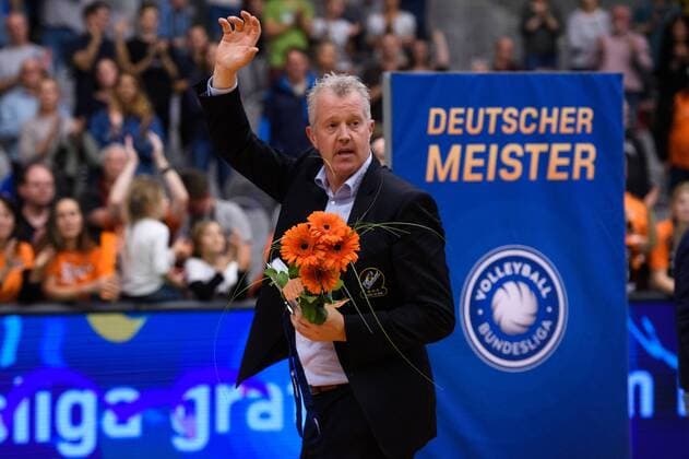 12.05.2019, ZF Arena, Friedrichshafen Volleyball, Bundesliga Männer Maenner, Play-offs, Finale 5. Spiel, VfB Friedrichshafen vs. Berlin Recycling Volleys Vital Heynen (Trainer Coach Friedrichshafen) nimmt Abschied aus Friedrichshafen