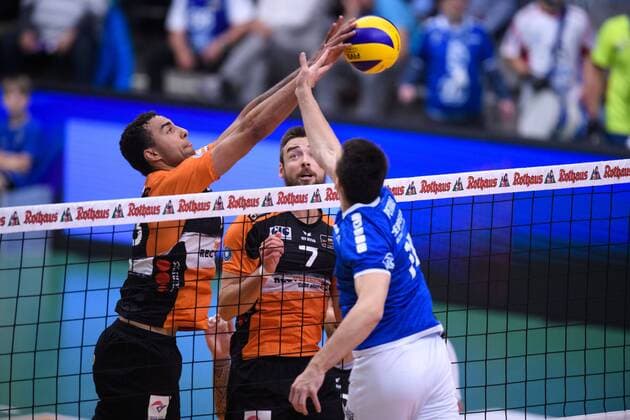 12.05.2019, ZF Arena, Friedrichshafen Volleyball, Bundesliga Männer Maenner, Play-offs, Finale 5. Spiel, VfB Friedrichshafen vs. Berlin Recycling Volleys Block Benjamin Patch ( 13 Berlin) - Angriff Michal Petras ( 14 Friedrichshafen)
