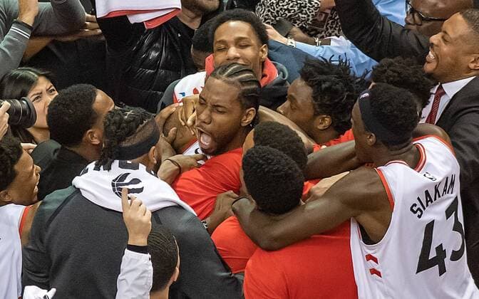 Sport Themen der Woche KW19 Sport Bilder des Tages Toronto Raptors forward Kawhi Leonard (C) and teammates celebrate their 92-90 victory over the Philadelphia 76ers in Game 7 to win their NBA Basketball Herren USA Eastern Conference Semifinals basketball series at Scotiabank Arena in Toronto, Canada, 12 May 2019. Philadelphia 76ers at Toronto Raptors playoffs !ACHTUNG: NUR REDAKTIONELLE NUTZUNG!  Copyright: xWARRENxTODAx AME2132 20190513-636933200605984671