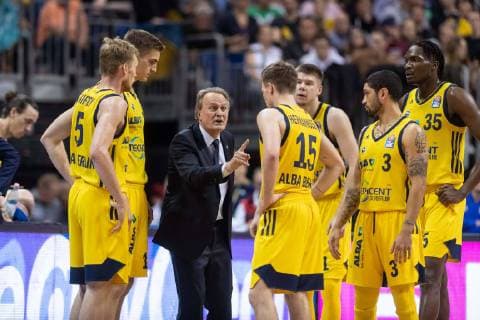 Basketball Berlin 10.05.2019 easyCredit-BBL 1. Bundesliga Saison 2018 2019 Alba Berlin - Eisbären Bremerhaven Aito Garcia Reneses (Alba Berlin, Trainer) Niels Giffey (Alba Berlin, No.05) Tim Schneider (Alba Berlin, No.10) Martin Hermannsson (Alba Berlin, No.15) Rokas Giedraitis (Alba Berlin, No.31) Peyton Siva (Alba Berlin, No.03) Landy Nnoko (Alba Berlin, No.35)