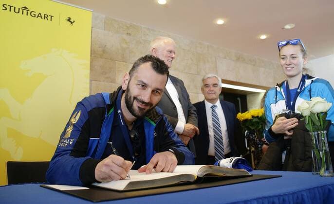 Stuttgart , Volleyball Empfang Allianz MTV Stuttgart im Rathaus der Stadt Stuttgart durch Oberbürgermeister Fritz Kuhn , Eintrag ins goldene Buch , Trainer Giannis Athanasopoulos