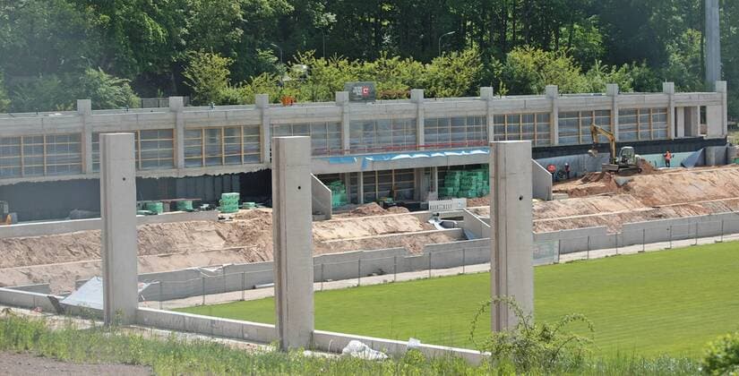 Fußball, Stadiongeschichte 1. FC Saarbrücken 14.05.2019, xmohx, Fussball Regionalliga Suedwest, 1.FC Saarbruecken - Stadionumbau Ludwigspark emspor, v.l. Blick auf die neue Hauptribüne mit dem Spielertunnel und das neue Funktionsgebäude mit den Kabinen etc. (DFL DFB REGULATIONS PROHIBIT ANY USE OF PHOTOGRAPHS as IMAGE SEQUENCES and or QUASI-VIDEO) Saarbruecken