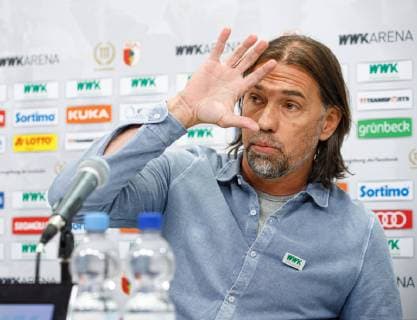 Martin Schmidt (Trainer FC Augsburg) erläutert auf der Pressekonferenz seine Meinung zur aktuellen Handspiel-Regelung; FC Augsburg, Pressekonferenz vor dem Spiel gegen VfL Wolfsburg; *** Martin Schmidt coach FC Augsburg explains at the press conference his opinion to the current handball regulation FC Augsburg, press conference before the game against VfL Wolfsburg