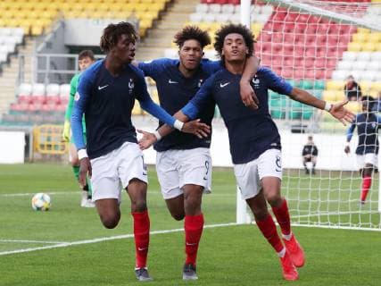 Sport Bilder des Tages France v Italy UEFA EURO, EM, Europameisterschaft,Fussball U17, U 17 Championship Enzo Millot , Georginio Rutter and Kelian Nsona Wa Saka of France celebrate their team s first goal during the UEFA Euro U17 Championship match at Tallaght Stadium, Tallaght Content Not Available For UK Newspapers Copyright: xYannisxHalasx FIL-13263-0007