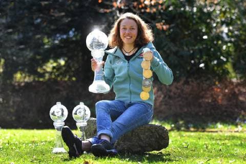 Laura DAHLMEIER beendet mit 25 ihre Karriere Archivfoto: Vorschau Auftakt Biathlon Weltcup. Laura DAHLMEIER (GER) posiert mit ihren 6 WM Medaillen der Weltmeisterschaft 2017 in Hochfilzen und den Kristallkugeln fuer den Gesamtweltcup. DSV Pressetermin mit Laura DAHLMEIER am 08.04.2017, Biathlon ,Saison 2016 17. Ã‚Â *** Laura DAHLMEIER finishes her career with 25 Stock Photo Preview Preview Biathlon World Cup Laura DAHLMEIER GER poses with her 6 World Championship medals of the World Championship 2017 in Hochfilzen and the crystal balls for the overall World Cup DSV Press date with Laura DAHLMEIER on 08 04 2017, Biathlon ,Season 2016 17 ÃÂ