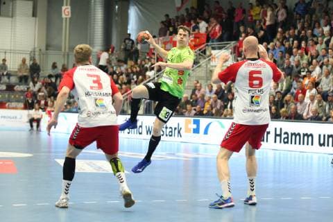 Sven Wesseling (TV Emsdetten 24) gegen Fabian Huesmann (ASV Hamm-Westfalen 3)(links) und Markus Fuchs (ASV Hamm-Westfalen 6)(rechts) , ASV Hamm-Westfalen vs TV Emsdetten, Handball, 2. Bundesliga, 17.05.2019, ASV Hamm-Westfalen vs TV Emsdetten, Handball, 2. Bundesliga, 17.05.2019 Hamm Copyright: xEIBNER JanxStrohdiekx EP_JSK