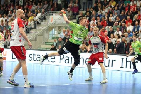 Andre Kropp (TV Emsdetten 31) vorbei an Markus Fuchs (ASV Hamm-Westfalen 6)(links) und Jan von Boenigk (ASV Hamm-Westfalen 95)(rechts) , ASV Hamm-Westfalen vs TV Emsdetten, Handball, 2. Bundesliga, 17.05.2019, ASV Hamm-Westfalen vs TV Emsdetten, Handball, 2. Bundesliga, 17.05.2019 Hamm Copyright: xEIBNER JanxStrohdiekx EP_JSK