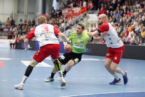 Merten Krings (TV Emsdetten 4) gegen Fabian Huesmann (ASV Hamm-Westfalen 3)(links) und Markus Fuchs (ASV Hamm-Westfalen 6)(rechts) , ASV Hamm-Westfalen vs TV Emsdetten, Handball, 2. Bundesliga, 17.05.2019, ASV Hamm-Westfalen vs TV Emsdetten, Handball, 2. Bundesliga, 17.05.2019 Hamm Copyright: xEIBNER JanxStrohdiekx EP_JSK