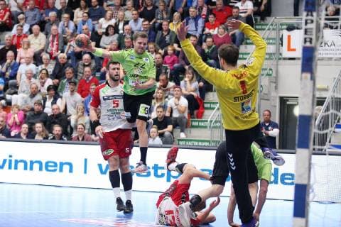 Dirk Holzner (TV Emsdetten 22) vorbei an Jan Brosch (ASV Hamm-Westfalen 5)(hinten) und Stefan Lex (ASV Hamm-Westfalen 13)(am Boden) gegen Felix Storbeck (ASV Hamm-Westfalen 1)(rechts) , ASV Hamm-Westfalen vs TV Emsdetten, Handball, 2. Bundesliga, 17.05.2019, ASV Hamm-Westfalen vs TV Emsdetten, Handball, 2. Bundesliga, 17.05.2019 Hamm Copyright: xEIBNER JanxStrohdiekx EP_JSK