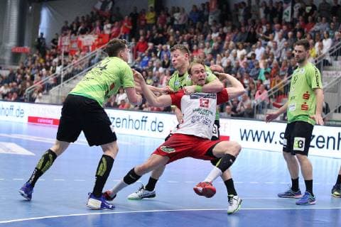 Stefan Lex (ASV Hamm-Westfalen 13) gegen Sven Wesseling (TV Emsdetten 24)(links) und Andre Kropp (TV Emsdetten 31)(hinten) , ASV Hamm-Westfalen vs TV Emsdetten, Handball, 2. Bundesliga, 17.05.2019, ASV Hamm-Westfalen vs TV Emsdetten, Handball, 2. Bundesliga, 17.05.2019 Hamm Copyright: xEIBNER JanxStrohdiekx EP_JSK