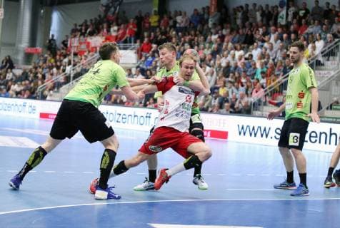 Stefan Lex (ASV Hamm-Westfalen 13) gegen Sven Wesseling (TV Emsdetten 24)(links) und Andre Kropp (TV Emsdetten 31)(hinten) , ASV Hamm-Westfalen vs TV Emsdetten, Handball, 2. Bundesliga, 17.05.2019, ASV Hamm-Westfalen vs TV Emsdetten, Handball, 2. Bundesliga, 17.05.2019 Hamm Copyright: xEIBNER JanxStrohdiekx EP_JSK