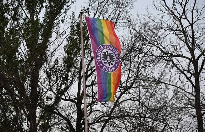 Fussball, Herren, Saison 2018 2019, NOFV-Oberliga Nord (25. Spieltag), Tennis Borussia - Brandenburger SC Süd 05 (4:0), Regenbogen-Fahne mit Logo von TeBe, 26.04. 2019, Copyright: xMatthiasxKochx