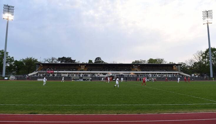 Fussball, Herren, Saison 2018 2019, NOFV-Oberliga Nord (25. Spieltag), Tennis Borussia - Brandenburger SC Süd 05 (4:0), Blick auf Haupttribüne und zwei Flutlichtmasten, 26.04. 2019, Copyright: xMatthiasxKochx