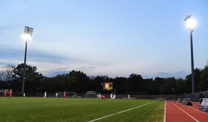 Fussball, Herren, Saison 2018 2019, NOFV-Oberliga Nord (25. Spieltag), Tennis Borussia - Brandenburger SC Süd 05 (4:0), Blick auf Anzeigetafel und zwei Flutlichtmasten, 26.04. 2019, Copyright: xMatthiasxKochx