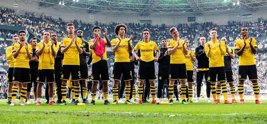 Sport Themen der Woche KW20 Sport Bilder des Tages 18.05.2019, xfux, Fussball 1.Bundesliga, Borussia Moenchengladbach - Borussia Dortmund, emspor, v.l. Spieler Borussia Dortmund jubeln jubelt nach Spielende. (DFL DFB REGULATIONS PROHIBIT ANY USE OF PHOTOGRAPHS as IMAGE SEQUENCES and or QUASI-VIDEO) Moenchengladbach *** 18 05 2019, xfux, Fussball 1 Bundesliga, Borussia Moenchengladbach Borussia Dortmund, emspor, v l Player Borussia Dortmund cheers on DFL DFB REGULATIONS PROHIBIT ANY USE OF PHOTOGRAPHS as IMAGE SEQUENCES and or QUASI VIDEO Moenchengladbach after the end of the game