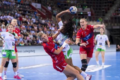 Ludwigsburg, Deutschland 18. Mai 2019: HBF - 18 19 - SG BBM Bietigheim vs. Frisch Auf Goeppingen v.li. Angela Malestein (Bietigheim), Prudence Kinlend (Goeppingen), Maura Visser (Bietigheim) Ludwigsburg MHP Arena Baden-Württemberg Deutschland