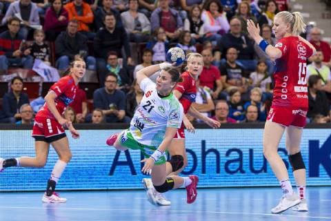 Ludwigsburg, Deutschland 18. Mai 2019: HBF - 18 19 - SG BBM Bietigheim vs. Frisch Auf Goeppingen Petra Adamkova (Goeppingen), Antje Lauenroth (Bietigheim), Kim Naidzinavicius (Bietigheim) Ludwigsburg MHP Arena Baden-Württemberg Deutschland
