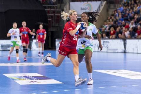 Ludwigsburg, Deutschland 18. Mai 2019: HBF - 18 19 - SG BBM Bietigheim vs. Frisch Auf Goeppingen Angela Malestein (Bietigheim), Prudence Kinlend (Goeppingen) Ludwigsburg MHP Arena Baden-Württemberg Deutschland
