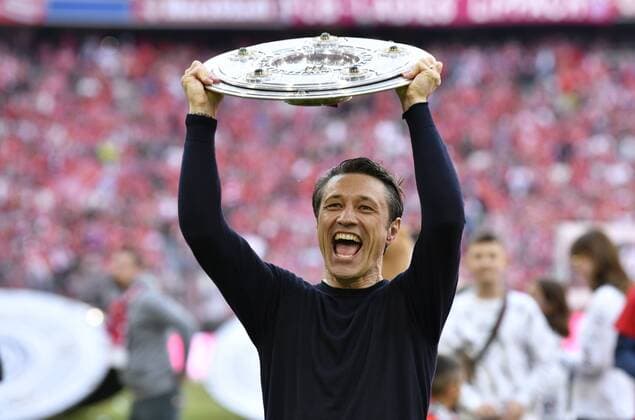 Sport Bilder des Tages Trainer Coach Niko Kovac FC Bayern München FCB stolz mit Schale Meisterschale Trophäe Meisterfeier nach Spielende FC Bayern München FCB vs Eintracht Frankfurt SGE 18.05.2019 DFL REGULATIONS PROHIBIT ANY USE OF PHOTOGRAPHS AS IMAGE SEQUENCES AND OR QUASI-VIDEO FC Bayern München FCB vs Eintracht Frankfurt SGE