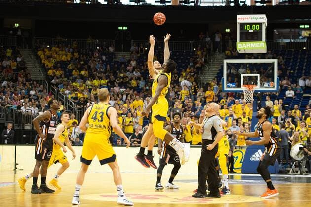 Sport Themen der Woche KW20 Sport Bilder des Tages Anstoss - Anwurf, Alba vs Ratiopharm Ulm, 18.05.19, GER,BBL, Alba Berlin vs ratiopharm Ulm, Mercedes Benz Arena, 18.05.19 Berlin *** kick-off throw-off, Alba vs. Ratiopharm Ulm, 18 05 19, GER,BBL, Alba Berlin vs. ratiopharm Ulm, Mercedes Benz Arena, 18 05 19 Berlin Copyright: xEIBNER UwexKochx EP_UKH