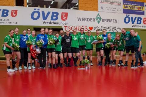 Die Spielerinnen des SV Werder Bremen beim gemeinsamen Mannschaftsfoto nach der Saison, Teamfoto, Saisonsabschluss, 18.05.2019, Bremen, Handball, 2. Bundesliga Frauen, SV Werder Bremen - Kurpfalz Bären