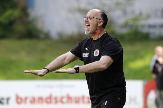 Fußball-Regional-Liga West Saison 2018-2019 Letztes und entscheidendes Spiel um den Aufstieg in die dritte Liga Viktoria Köln vs Borussia Mönchengladbach U23 nach einem 1:0-Sieg erreicht Viktroria Köln den Aufstieg und das im ersten Spiel des neuen und bisherigen Jugend-Trainer Jürgen Kohler der weithin durch seine sehr erfolgreiche aktive Zeit als beinharter und konsequenter Abwehrspieler ua auch in der deutschen Nationalmannschaft