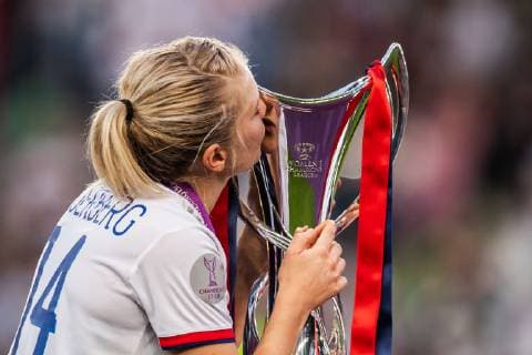 190518 Ada Hegerberg of Lyon kisses the trophy after the UEFA Women s Champions League final match between Lyon and Barcelona on May 18, 2019 in Budapest. Photo: Jon Olav Nesvold BILDBYRAN kod JE 160443 Copyright: JONxOLAVxNESVOLD BB190518JE068