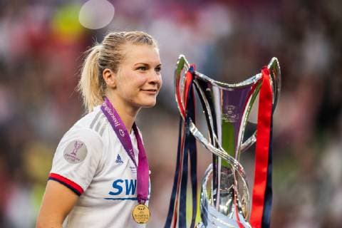 190518 Ada Hegerberg of Lyon celebrates with her gold medal and the trophy after the UEFA Women s Champions League final match between Lyon and Barcelona on May 18, 2019 in Budapest. Photo: Jon Olav Nesvold BILDBYRAN kod JE 160443 Copyright: JONxOLAVxNESVOLD BB190518JE070