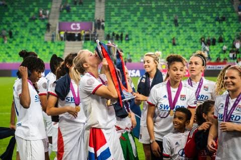 190518 Ada Hegerberg of Lyon kisses the trophy after the UEFA Women s Champions League final match between Lyon and Barcelona on May 18, 2019 in Budapest. Photo: Jon Olav Nesvold BILDBYRAN kod JE 160443 Copyright: JONxOLAVxNESVOLD BB190518JE073