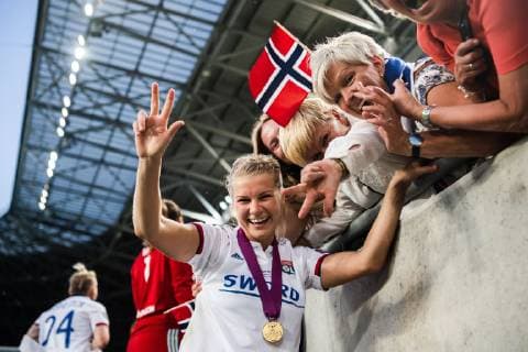190518 Ada Hegerberg of Lyon celebrates with family after the UEFA Women s Champions League final match between Lyon and Barcelona on May 18, 2019 in Budapest. Photo: Jon Olav Nesvold BILDBYRAN kod JE 160443 Copyright: JONxOLAVxNESVOLD BB190518JE074