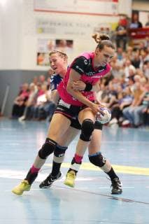 Anika Niederwieser (TuS Metzingen 14) gegen Gisa Klaunig (HSG Blomberg-Lippe 4)(hinten) , HSG Blomberg-Lippe vs TuS Metzingen, Handball, 1. Frauen Bundesliga, 18.05.2019, HSG Blomberg-Lippe vs TuS Metzingen, 1. Bundesliga Frauen, 18.05.2019 Blomberg Copyright: xEIBNER JanxStrohdiekx EP_JSK