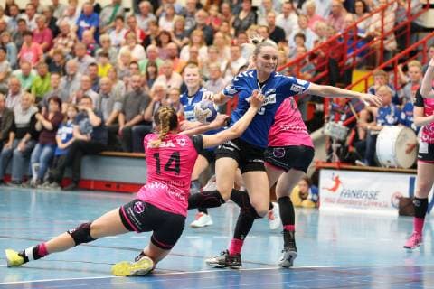 Silje Brons Petersen (HSG Blomberg-Lippe 23) gegen Jesse van de Polder (TuS Metzingen 1)(links) und Monika Kobylinska (TuS Metzingen 8)(hinten) , HSG Blomberg-Lippe vs TuS Metzingen, Handball, 1. Frauen Bundesliga, 18.05.2019, HSG Blomberg-Lippe vs TuS Metzingen, 1. Bundesliga Frauen, 18.05.2019 Blomberg Copyright: xEIBNER JanxStrohdiekx EP_JSK