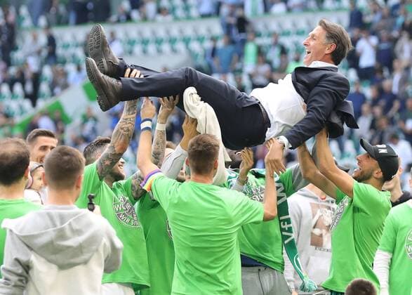VfL vs Augsburg Fußball, Bundesliga, 34. Spieltag, VfL Wolfsburg vs FC Augsburg, Bild zeigt: Die Mannschaft lässt VfL-Trainer Bruno Labbadia hochleben Wolfsburg