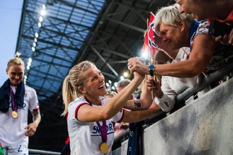 190518 Ada Hegerberg of Lyon celebrates with her family after the UEFA Women s Champions League final match between Lyon and Barcelona on May 18, 2019 in Budapest. Photo: Jon Olav Nesvold BILDBYRAN kod JE 160443 Copyright: JONxOLAVxNESVOLD BB190518JE093