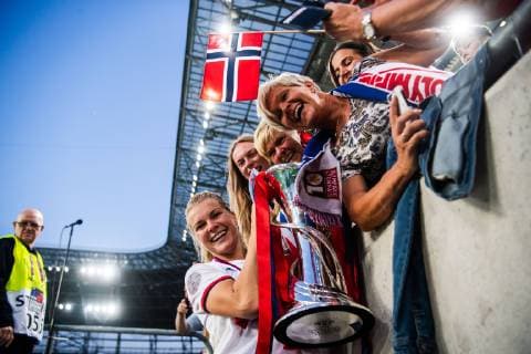190518 Ada Hegerberg of Lyon celebrates with her family and the trophy after the UEFA Women s Champions League final match between Lyon and Barcelona on May 18, 2019 in Budapest. Photo: Jon Olav Nesvold BILDBYRAN kod JE 160443 Copyright: JONxOLAVxNESVOLD BB190518JE094