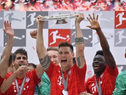 Jubel mit mit Schale Meisterschale Trophäe Niklas Süle FC Bayern München Meisterfeier nach Spielende FC Bayern München FCB vs Eintracht Frankfurt SGE 18.05.2019 DFL REGULATIONS PROHIBIT ANY USE OF PHOTOGRAPHS AS IMAGE SEQUENCES AND OR QUASI-VIDEO FC Bayern München FCB vs Eintracht Frankfurt SGE *** cheers with bowl championship trophy Niklas Süle FC Bayern Munich championship celebration after end of game FC Bayern Munich FCB vs Eintracht Frankfurt SGE 18 05 2019 DFL REGULATIONS PROHIBIT ANY USE OF PHOTOGRAPHS AS IMAGE SEQUENCES AND OR QUASI VIDEO FC Bayern Munich FCB vs Eintracht Frankfurt SGE