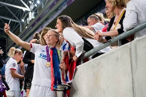 190518 Ada Hegerberg of Lyon celebrates with her family after the UEFA Women s Champions League final match between Lyon and Barcelona on May 18, 2019 in Budapest. Photo: Jon Olav Nesvold BILDBYRAN kod JE 160443 Copyright: JONxOLAVxNESVOLD BB190518JE104