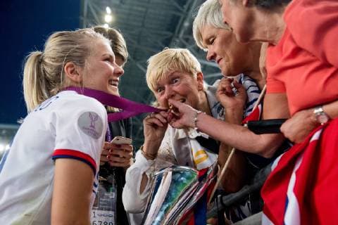 190518 Ada Hegerberg of Lyon celebrates with her family after the UEFA Women s Champions League final match between Lyon and Barcelona on May 18, 2019 in Budapest. Photo: Jon Olav Nesvold BILDBYRAN kod JE 160443 Copyright: JONxOLAVxNESVOLD BB190518JE105