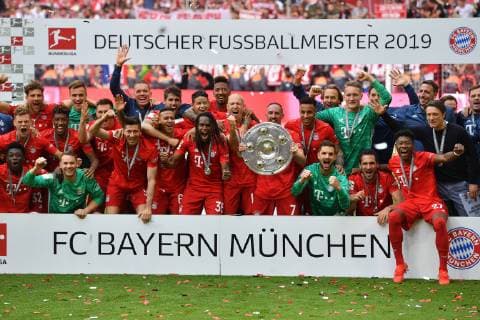 Teamfoto,Team,Mannschaft,Mannschaftsfoto, mit Schale,winner s board. Jubel,Freude,Begeisterung, Siegerehrung. Fussball 1. Bundesliga, 34.Spieltag,Spieltag34, Deutscher Meister, FC Bayern Muenchen (M) - Eintracht Frankfurt (F) 5-1,,am 18.05.2019 in Muenchen A L L I A N Z A R E N A, DFL REGULATIONS PROHIBIT ANY USE OF PHOTOGRAPHS AS IMAGE SEQUENCES AND OR QUASI-VIDEO.