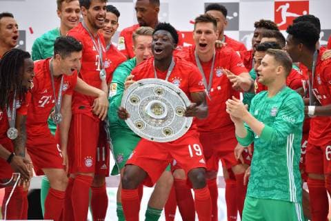 Alphonso DAVIES (Bayern Muenchen), mit Meisterschale,Schale, Jubel,Freude,Begeisterung, Teamfoto,Team,Mannschaft, Mannschaftsfoto Siegerehrung, Fussball 1. Bundesliga, 34.Spieltag,Spieltag34, Deutscher Meister, FC Bayern Muenchen (M) - Eintracht Frankfurt (F) 5-1,,am 18.05.2019 in Muenchen A L L I A N Z A R E N A, DFL REGULATIONS PROHIBIT ANY USE OF PHOTOGRAPHS AS IMAGE SEQUENCES AND OR QUASI-VIDEO.