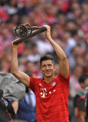 18.05.2019, Fussball 1. Bundesliga 2018 2019, 34. Spieltag, FC Bayern München - Eintracht Frankfurt, in der Allianz-Arena München. Deutscher Meister 2019 FC Bayern feiert den Titel: Robert Lewandowski (FC Bayern München) mit der Torjägerkanone als bester Torschütze. ***DFL and DFB regulations prohibit any use of photographs as image sequences and or quasi-video.*** *** 18 05 2019, Football 1 Bundesliga 2018 2019, 34 Matchday, FC Bayern Munich Eintracht Frankfurt, in the Allianz Arena Munich German Champion 2019 FC Bayern celebrates the title Robert Lewandowski FC Bayern Munich with the goalscorer cannon as best goalscorer DFL and DFB regulations prohibit any use of photographs as image sequences and or quasi video