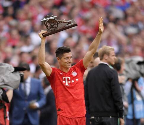 18.05.2019, Fussball 1. Bundesliga 2018 2019, 34. Spieltag, FC Bayern München - Eintracht Frankfurt, in der Allianz-Arena München. Deutscher Meister 2019 FC Bayern feiert den Titel: Robert Lewandowski (FC Bayern München) mit der Torjägerkanone als bester Torschütze. ***DFL and DFB regulations prohibit any use of photographs as image sequences and or quasi-video.*** *** 18 05 2019, Football 1 Bundesliga 2018 2019, 34 Matchday, FC Bayern Munich Eintracht Frankfurt, in the Allianz Arena Munich German Champion 2019 FC Bayern celebrates the title Robert Lewandowski FC Bayern Munich with the goalscorer cannon as best goalscorer DFL and DFB regulations prohibit any use of photographs as image sequences and or quasi video