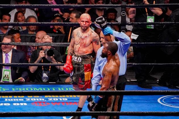 Sport Themen der Woche KW20 Sport Bilder des Tages May 18, 2019 - Brooklyn, New York, USA - KIKO MARTINEZ watches the referee raise GARY RUSSELL, JR.s hand in victory after the ring doctor stopped their WBC World Featherweight Championship bout at the Barclays Center in Brooklyn, New York. Boxing 2019 - Gary Russell Jr. Defeats Kiko Martinez by 5th Round TKO - ZUMAp109 20190518_zaf_p109_007 Copyright: xJoelxPlummerx