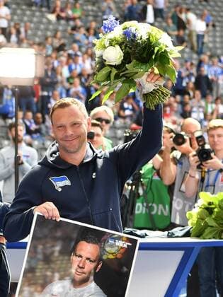 Sport Themen der Woche KW20 Sport Bilder des Tages Pal Dardai (Trainer Hertha BSC), bei der offiziellen Verabschiedung Hertha BSC Berlin - Bayer 04 Leverkusen 1. Bundesliga 2018 2019, 1. BL, 1. Bundesliga, DFL, Fußball, Fussball, soccer, Herren, Männer, Maenner, Deutschland, Germany Berlin, 18.5.2019, Olympiastadion DFL REGULATIONS PROHIBIT ANY USE OF PHOTOGRAPHS AS IMAGE SEQUENCES AND OR QUASI-VIDEO *** Pal Dardai Trainer Hertha BSC , at the official farewell Hertha BSC Berlin Bayer 04 Leverkusen 1 Bundesliga 2018 2019, 1 BL, 1 Bundesliga, DFL, Football, Soccer, Soccer, Men, Men, Men, Germany, Germany Berlin, 18 5 2019, Olympiastadion DFL REGULATIONS PROHIBIT ANY USE OF PHOTOGRAPHS AS IMAGE SEQUENCES AND OR QUASI VIDEO