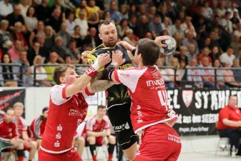 TuS Ferndorf - HSC 2000 Coburg, 18.05.2019 Bildmitte: Florian Billek (HSC 2000 Coburg) wird von (links) Mattis Michel (TuS Ferndorf) und Thomas Rink (TuS Ferndorf) geblockt, Kreuztal Stählerwiese Deutschland