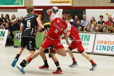 TuS Ferndorf - HSC 2000 Coburg, 18.05.2019 Von links: Markus Hagelin und Jakob Knauer (HSC 2000 Coburg) können Jonas Müller (TuS Ferndorf) nicht am Wurf hindern, Mattis Michel (TuS Ferndorf), Kreuztal Stählerwiese Deutschland