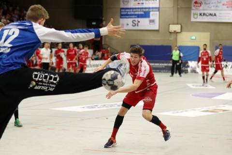 TuS Ferndorf - HSC 2000 Coburg, 18.05.2019 Bildmitte: Lukas Zerbe (TuS Ferndorf) mit dem 2:2 per Siebenmeter gegen Torwart Konstantin Poltrum (HSC 2000 Coburg), Kreuztal Stählerwiese Deutschland